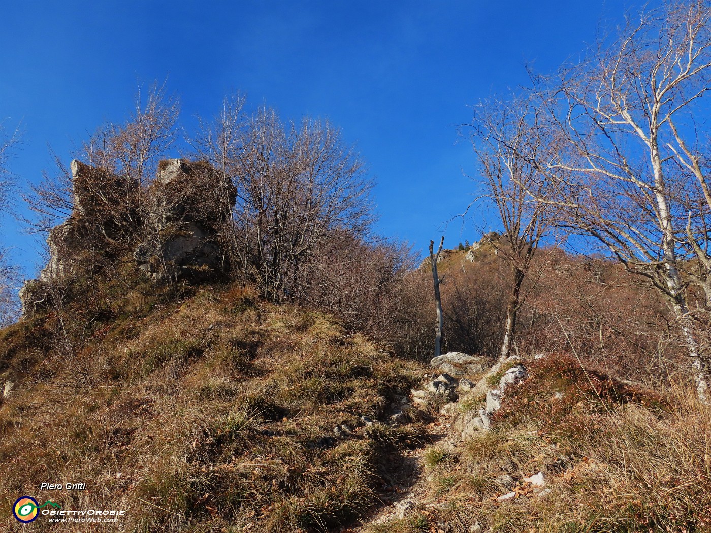 31 In vista la croce del Monte Castello.JPG